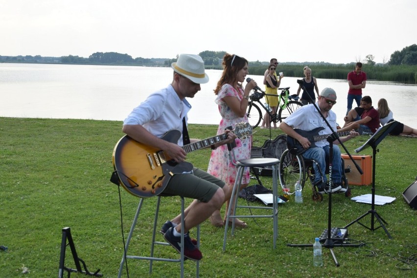 Zbąszyń. Koncert z jeziorem w tle - Rossey Janes. Koncert...