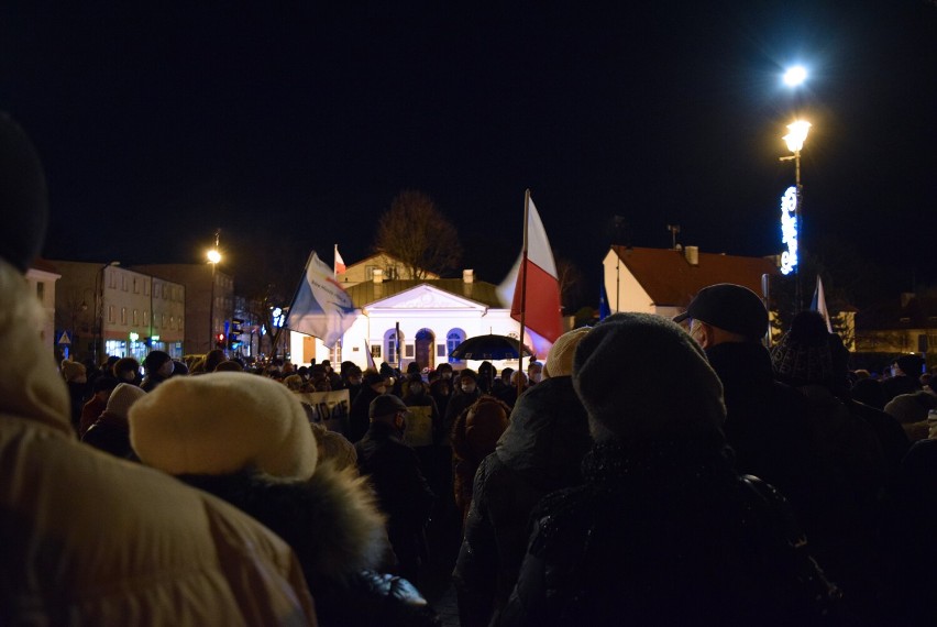 Protest przeciwko “lex TVN”. Mieszkańcy zebrali się na Placu Narutowicza