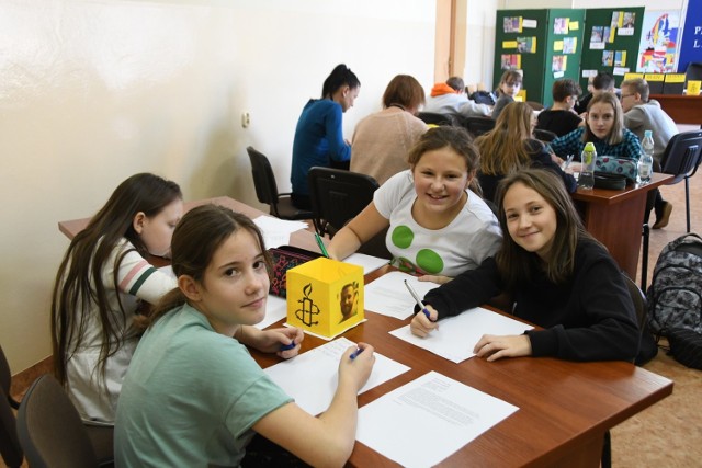 Natalia Kłos, Natasza Bochnacka, Zofia Makówka, Julia Syska, uczennice klasy V B  szkoły podstawowej nr 39 w Kielcach od rana chętnie walczyły, pisząc listy w obronie młodych ludzi z innych krajów.