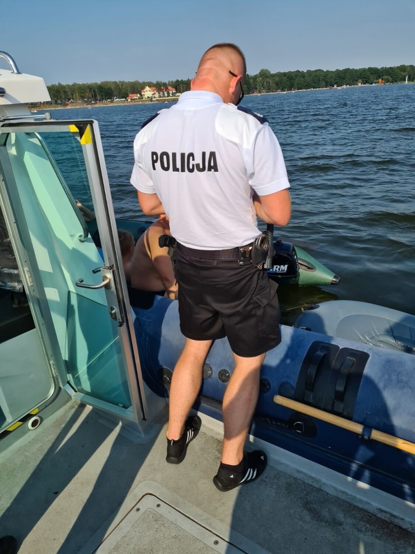 Policyjne patrole na Jeziorze Sławskim. Funkcjonariusze razem z ratownikami i WOPR-owcami czuwają nad bezpieczeństwem ludzi