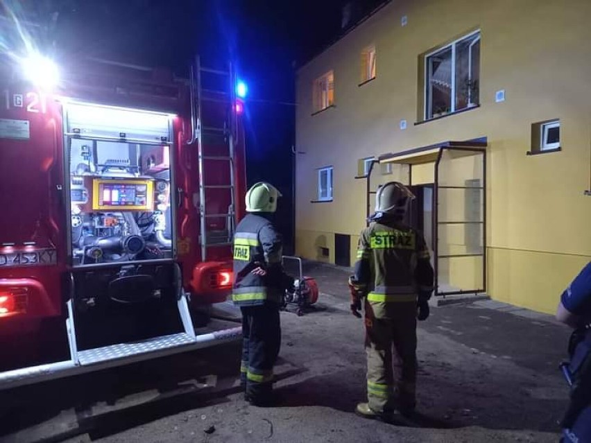 W Pogorszewie nieznany sprawca wylał w budynku śmierdzącą substancję i podpalił drzwi mieszkania