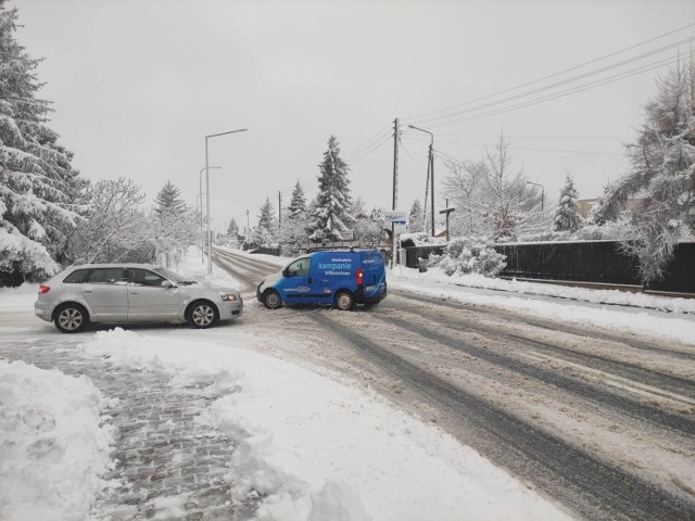 W sobotę nastąpił kolejny atak zimy w Radomiu. Są ciężkie warunki na drogach, dlatego kierowcy muszą uzbroić się w cierpliwość i zachować szczególną ostrożność.

Jak wyglądają ulice w Radomiu? Zobaczcie na kolejnych slajdach.