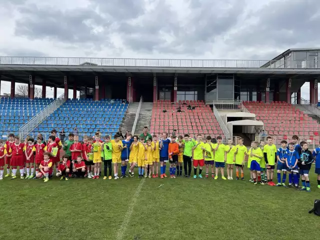 Grupowe zdjęcie na turnieju powiatowym "Z Podwórka na Stadion o Puchar Tymbarku" w Sandomierzu.