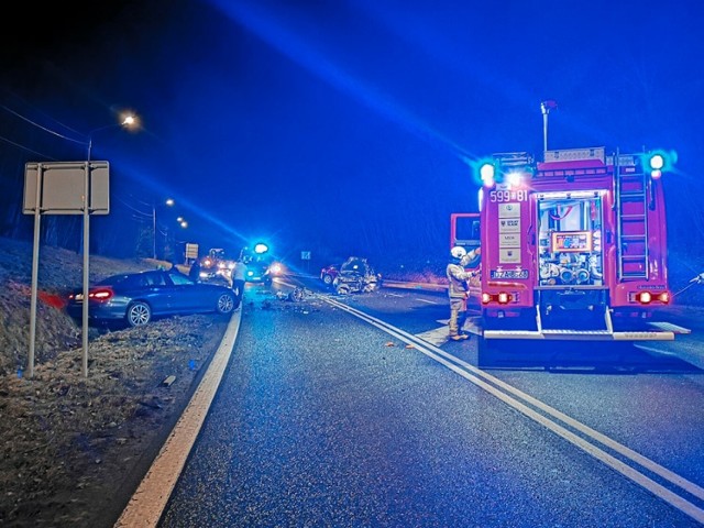 - Uwaga kierowcy DK8 w Bardzie zablokowana po zderzeniu trzech samochodów - ostrzegają strażacy z Ochotniczej Straży Pożarnej z Barda.