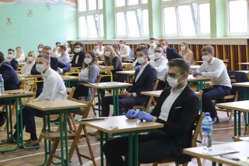 W Pabianicach egzamin ósmoklasisty zdaje 452 uczniów. Jak wygląda w czasie epidemii?