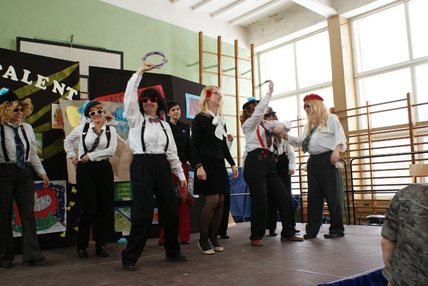 Nauczyciele w perukach tańczyli dla uczniów