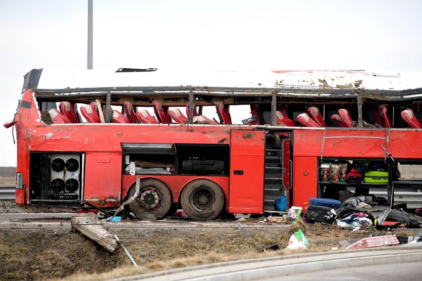 Tragedia na A4. Autokar przebił bariery. Nie żyje 6 osób, dziesiątki rannych [zdjęcia]