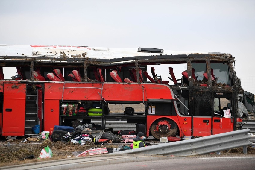 Tragedia na A4. Autokar przebił bariery. Nie żyje 6 osób, dziesiątki rannych [zdjęcia]