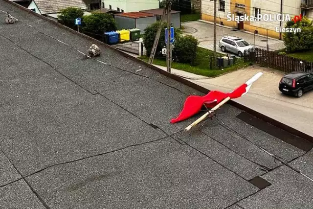 Policjanci odzyskali skradzione flagi. Sprawca porzucił je na dachu budynku.