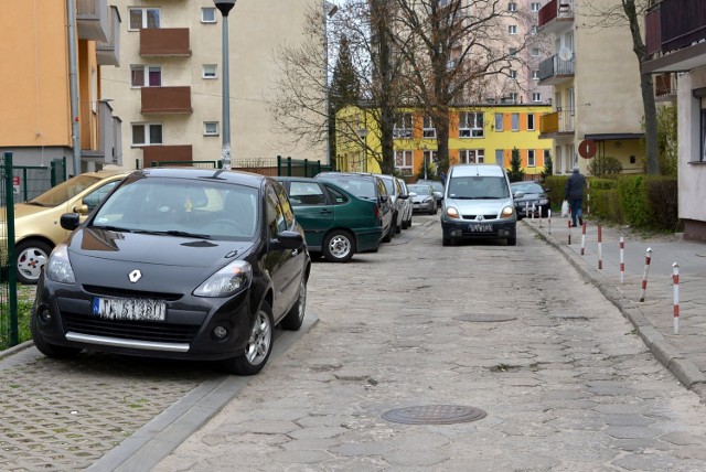 Droga bez nazwy biegnąca od Nowego Świata jest w fatalnym stanie i mieszkańcy kilku bloków twierdzą, że należy do ich gruntów.