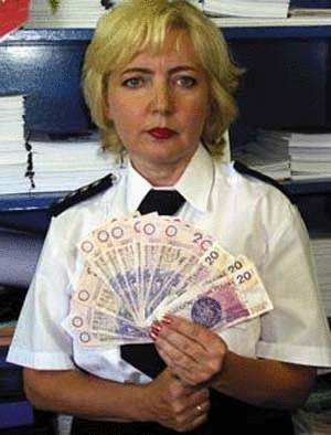 Nadkomisarz Stanisława Gruszczyńska prezentuje przekazane policji sfałszowane banknoty.  fot. VIOLETTA GRADEK