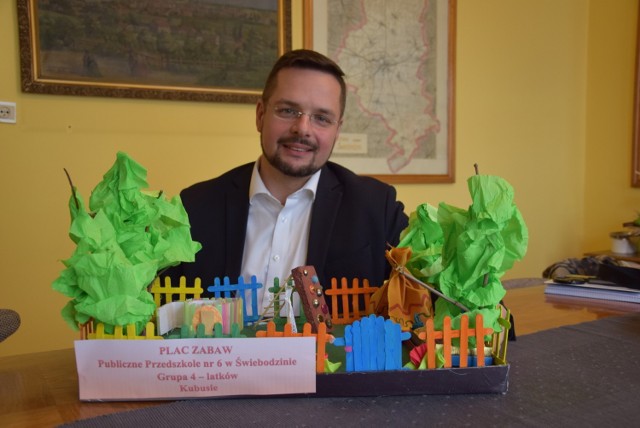 Zastępca burmistrza Mikołaj Tomaszyk podkreśla, że prace nadesłane na konkurs zawierają wiele wskazówek przydatnych do planowania placów zabaw