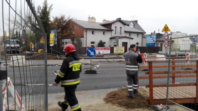 Przed godziną 14 przy ul. Żółkiewskiego doszło do rozszczelnienia gazociągu. Ruch samochodowy został wstrzymany w obu kierunkach, a policja zaleca objazd. Korki tworzą się w okolicach ul. Sobieskiego, Kościuszki oraz Żółkiewskiego. W okolicy wyczuwalny jest zapach gazu.

- Doszło do rozszczelnienia gazociągu. Trwają prace naprawcze. W tej chwili ruch na ul. Żółkiewskiego został wstrzymany w obu kierunkach. Nasze działania polegają na kierowaniu ruchem. Jeszcze za wcześnie, aby mówić o dokładnych przyczynach zdarzenia. Zalecany jest objazd – mówi Wojciech Chrostowski, rzecznik prasowy Komendy Miejskiej Policji w Toruniu.

Zobacz także: Weekendowa impreza w Cubano Club. Zobaczcie, jak się bawił Toruń! [ZDJĘCIA]

Do rozszczelnienia gazociągu doszło około godz. 14 podczas robót drogowych - układania przewodów.

- Zgłoszenie o uszkodzeniu nitki gazociągu średniego ciśnienia odebraliśmy od pogotowia gazowego. Na miejscu zdarzenia pracują cztery zastępy straży i pogotowie gazowe  - informuje mł. kpt. inż. Przemysław Baniecki z Komendy Miejskiej PSP w Toruniu.
Ewakuowani zostali pracownicy mieszczącej się przy ul. Żółkiewskiego hurtowni ze sprzętem elektrycznym