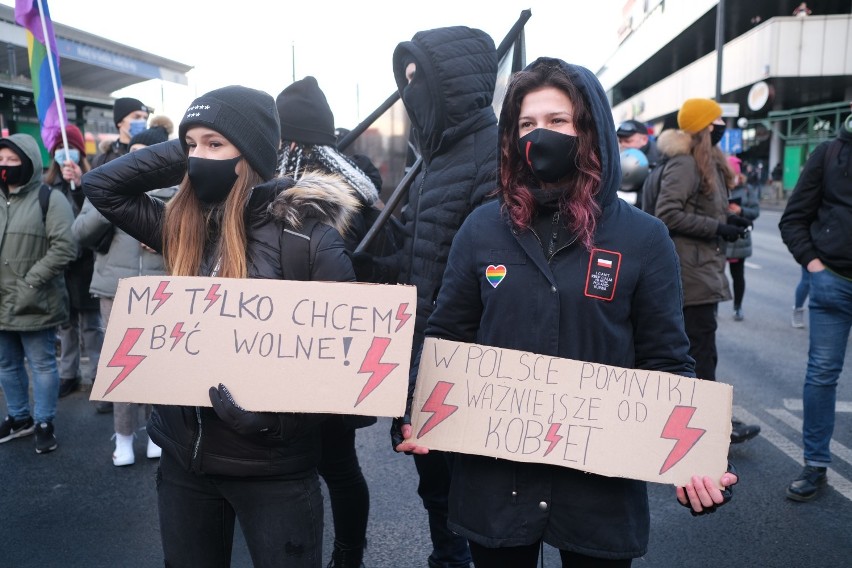 "Dzień Kobiet Bez Kompromisów". Strajk Kobiet w centrum Warszawy manifestował za legalizacją aborcji