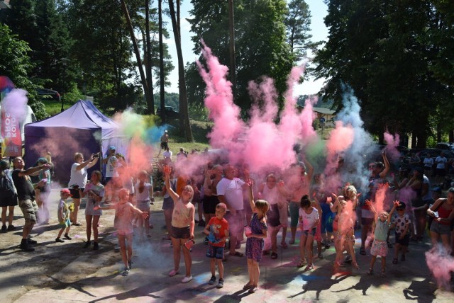 Na Święcie Kolorów Holi przy muszli koncertowej w Sępólnie bawiły się całe rodziny