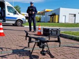 Leszno. Dron widzi więcej niż policjant. Sypnęło mandatami. Głównie za zły przejazd przez ,,zieloną strzałkę'' ZDJĘCIA