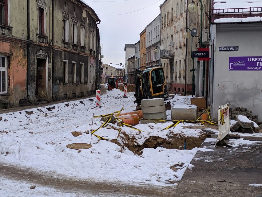 Zima na razie nie przeszkadza w remoncie fragmentu ulicy...