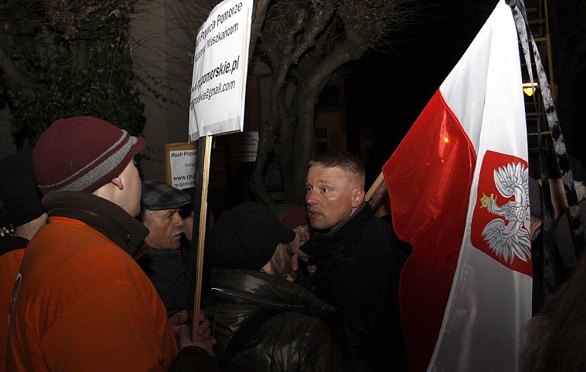 Zwolennicy Palikota przed domem Kaczyńskich w Sopocie