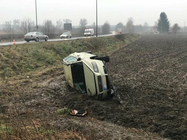 Do wypadku doszło w piątek, 26 stycznia, z samego rana na skrzyżowaniu ulic Kasprzaka i Niwickiej w Gorzowie. Kierujący volvo staranował forda. 

Jak ustaliła gorzowska policja, 62-letni kierujący volvo jechał ul. Niwicką. Wiózł dwoje dzieci w wieku 7 i 8 lat. Ulicą Kasprzaka jechała 41-letnia kierująca fordem focusem. Wiozła 20-letniego syna.
-&nbsp;Kierujący volvo niestety nie zachował należytej ostrożności i wjechał pod prawidłowo jadącego forda – mówi nadkom. Marek Waraksa, naczelnik gorzowskiej drogówki. Doszło do zderzenia. Ford został na drodze, a volvo wypadło na pobocze przewracając się na bok.

Na miejsce wypadku przyjechały służby ratunkowe. Karetka zabrała do szpitala trzy ranne osoby. To 41-latka z forda i dwoje dzieci z volvo. Droga w miejscu wypadku jest przejezdna.

Kierowca volvo już stracił prawo jazdy. – W dodatku, nawet jak zdarzenie zostanie zakwalifikowane jako kolizja, to zostanie przygotowany wiosek o ukaranie kierowcy volvo przez sąd za rażące naruszenie bezpieczeństwa podczas jazdy – mówi nadkom. Warska.

Zobacz też: Wypadek na rondzie Gdańskim w Gorzowie. Kierowca bmw wjechał pod fiata (9 stycznia 2018)


