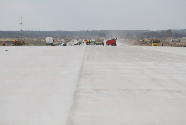 Od końca 2012 roku trwa w Pyrzowicach budowa nowej drogi startowej. Robotnicy wylewają już pierwsze wartstwy betonu. Pas będzie gotowy w 2015 roku. Zdjęcie z 1 października 2013 roku