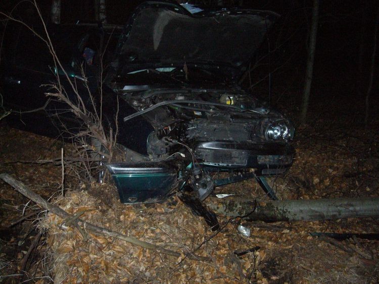 Wypadki Żory: Kierowca volkswagena uderzył w drzewo jadąc drogą techniczną na autostradzie A1 FOTO