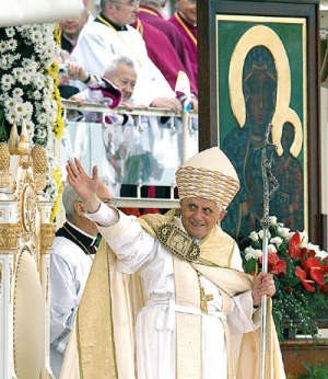 Papież pozdrawiał pielgrzymów.