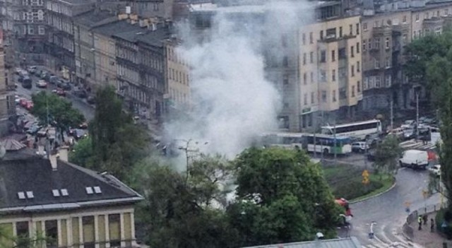 Pożar samochodu na pl. Szarych Szeregów w Szczecinie. Tworzą się korki