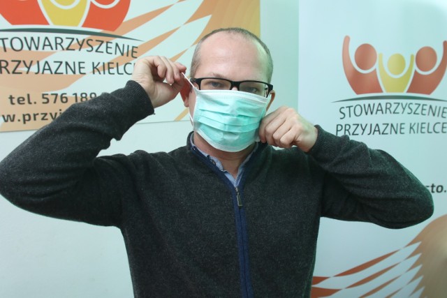 Arkadiusz Stawicki, prezes Stowarzyszenia Przyjazne Kielce, uważa, że teraz – ze względu na smog – idąc ulicami miasta koniecznie trzeba zakładać maski.
