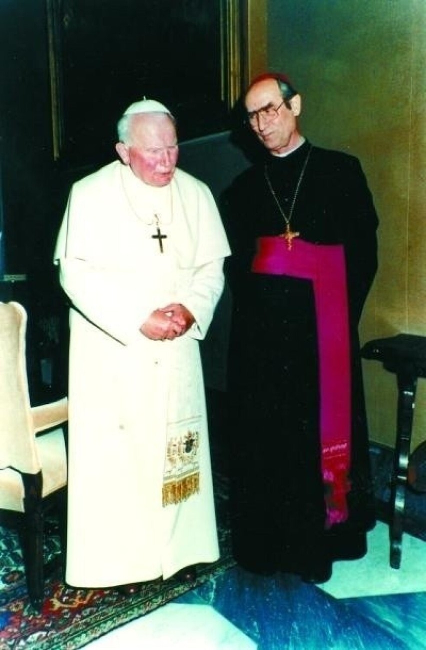 Jan Paweł II i biskup Alfons Nossol. Watykan, luty 1998 r.