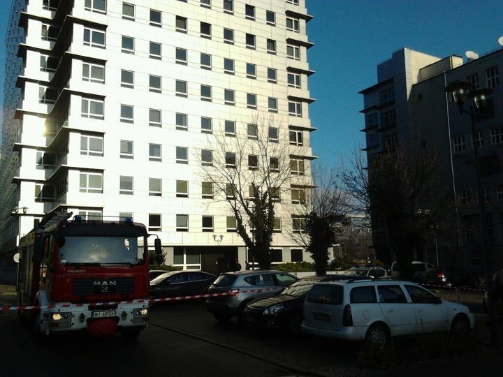 Fałszywy alarm bombowy w biurowcu przy ul. Domaniewskiej. Ewakuacja w budynku Saturn