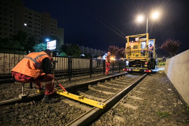 Frezowanie szyn zmniejszy  hałas, który powstaje na styku koła tramwajowego z szyną, a także ograniczony  drgania.