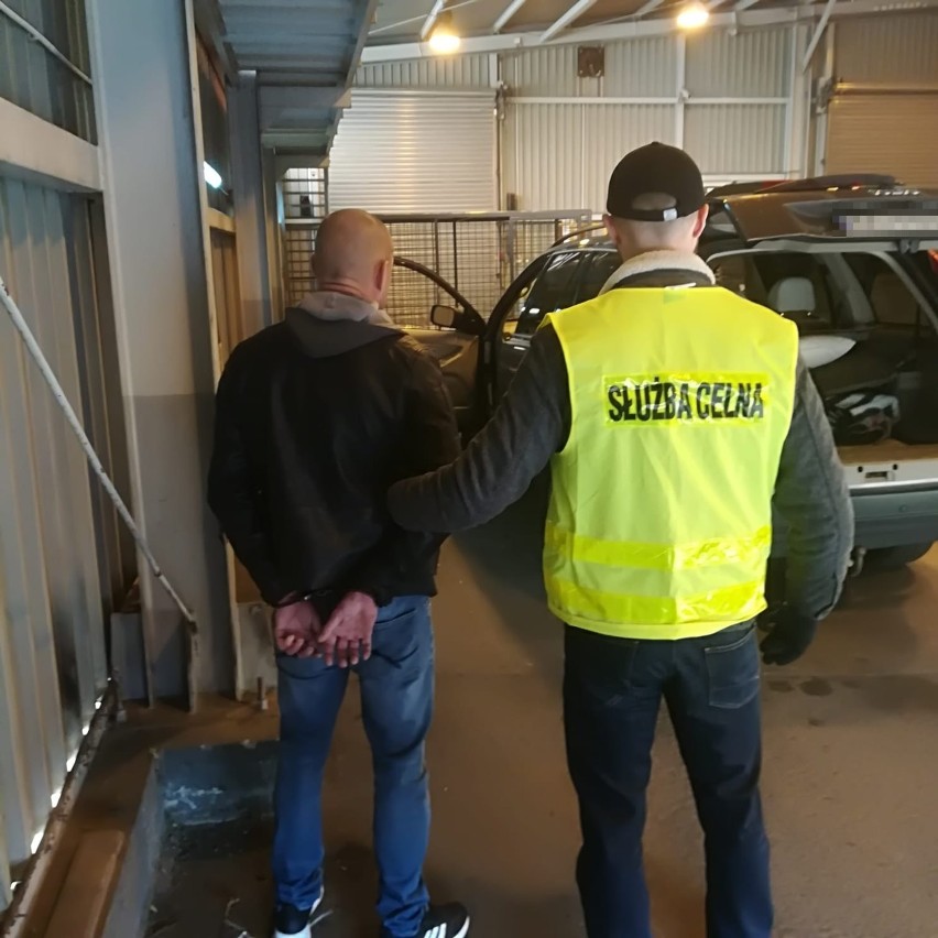 Znaleziono płynną amfetaminę w jednym z pojazdów w bazie promowej w Gdyni