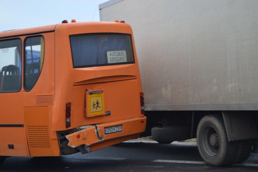 Jazowa. Ciężarówka uderzyła w autobus z dziećmi