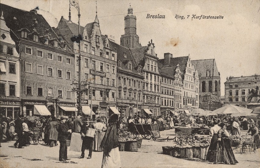 Zachodnia strona Rynku i stragany w 1900 roku....