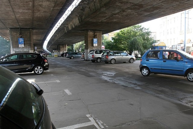 W związku z remontem estakady zniknie parking pod wiaduktem. Kierowcy narzekają, bo trudno znaleźć nowe miejsca parkingowe.