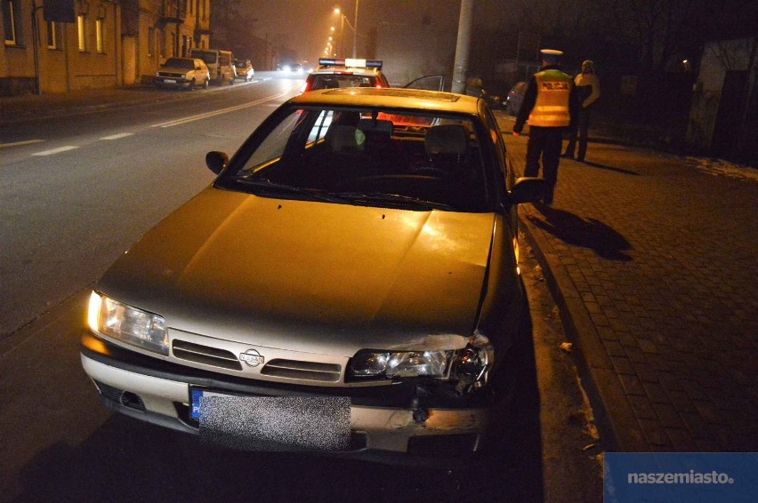 Wypadek na skrzyżowaniu ulic Kapitulna - Miła we Włocławku. Sprawca jechał z sądowym zakazem