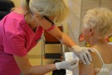 Ruszają szczepienia przeciwko grypie dla seniorów. Rejestrować można się już od dziś