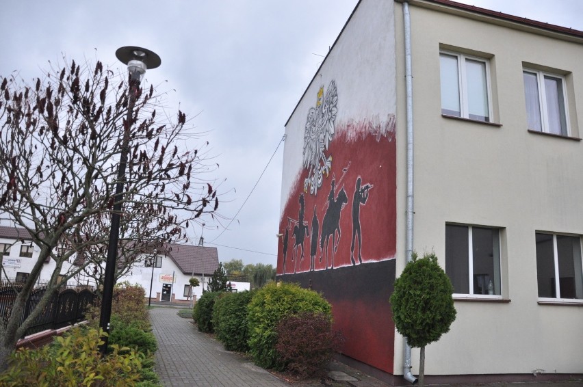 Odsłonięcie muralu i koncert patriotyczny w Karniewie....