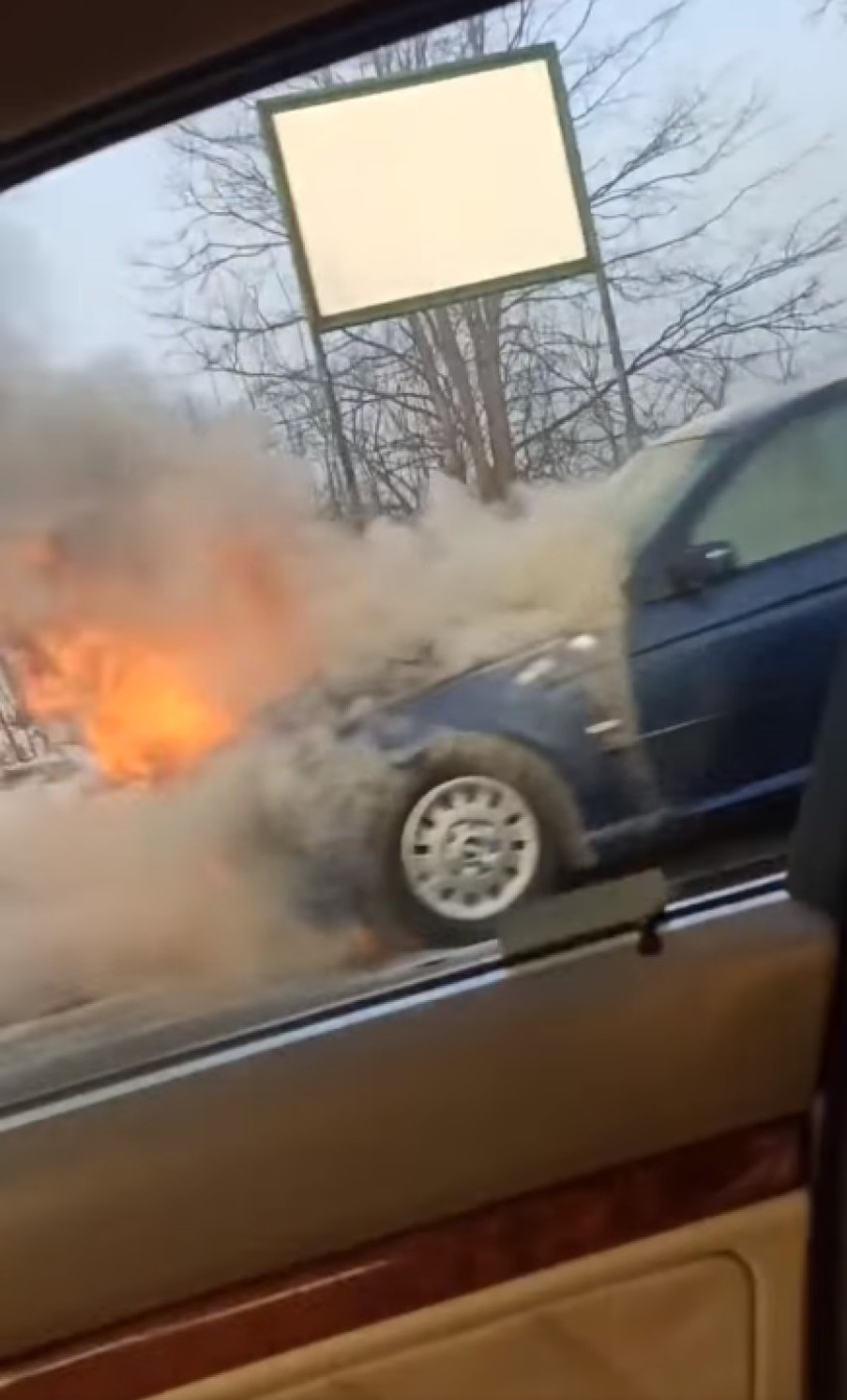 Pożar BMW w miejscowości Zwierki niedaleko Zabłudowa
