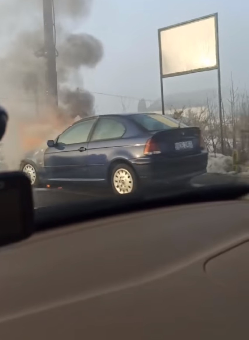 Pożar BMW w miejscowości Zwierki niedaleko Zabłudowa