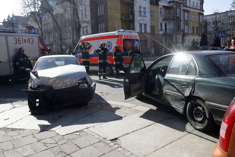 Legnica: Dwie osoby ranne na Hutników (ZDJĘCIA)