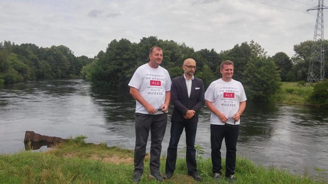 Bogdan Dzakanowski, Robert Szatkowski i Marcin Sypniewski przypomnieli, że w tym miejscu było kąpielisko.