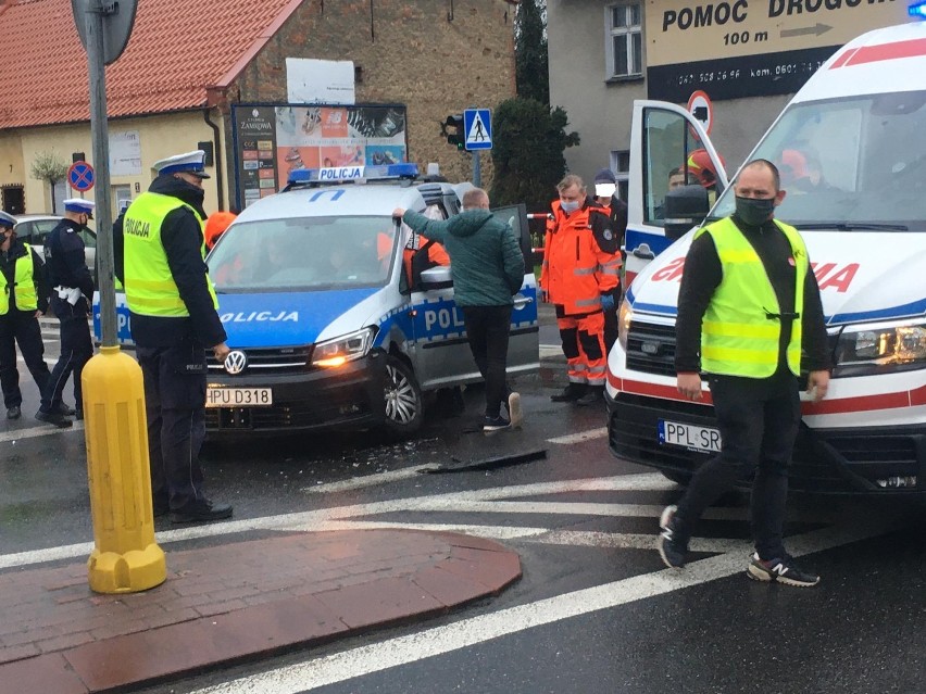 Pleszew. Kolizja z udziałem policyjnego radiowozu na skrzyżowaniu ulic Marszewskiej i Hallera
