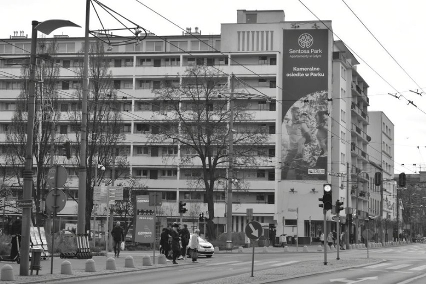 Czarno-biała Gdynia druga część. Na zdjęciach m.in. kościoły, witryny sklepowe, budowy w centrum miasta i charakterystyczne budynki
