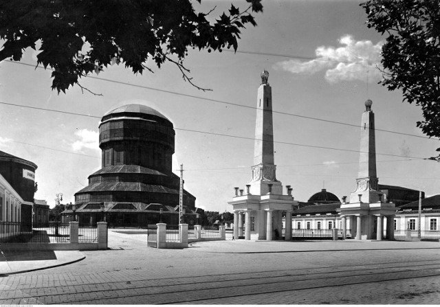 Rok 1929. Główne wejście na Powszechną Wystawę Krajową. Po lewej stronie Wieża Górnośląska, która została zniszczona w czasie II wojny światowej. W 1955 roku na pozostałościach wieży zbudowano Iglicę, która do dzisiaj jest symbolem Międzynarodowych Targów Poznańskich.

Przejdź do kolejnego zdjęcia --->