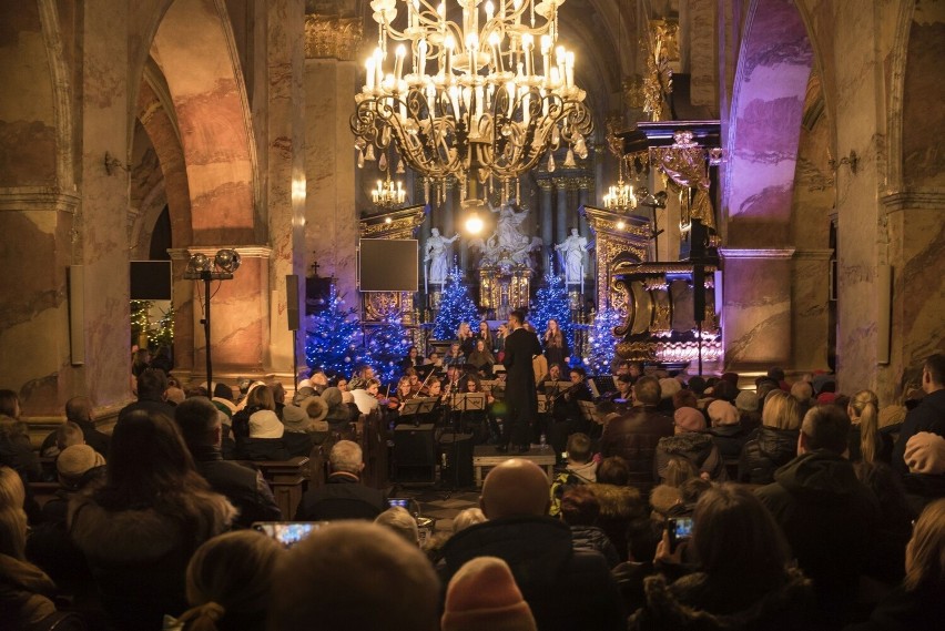 Niecodzienny koncert kolęd w Jędrzejowie. W klasztorze zabrzmiały wyjątkowe pieśni