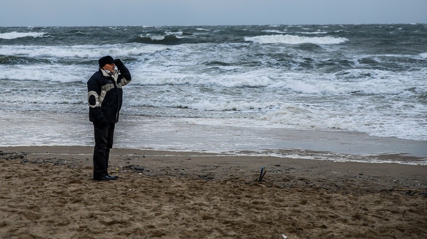 Sztorm na Bałtyku (2.01.2019). Silny wiatr i wysoki stan wód. Zamknięte molo w Brzeźnie [zdjęcia]
