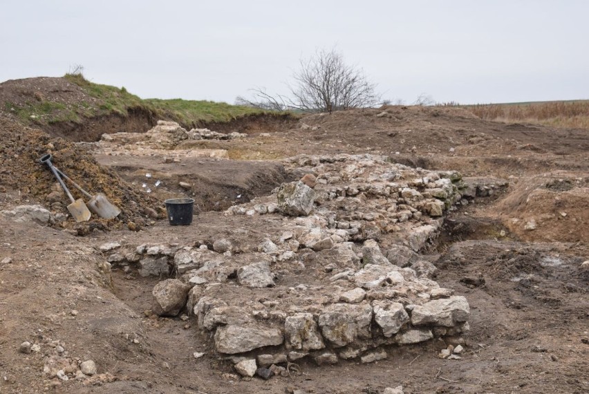 Sensacja archeologiczna pod Koziegłowami! Na Jurze odsłonięto ślady zamku z czasów Bolesława Krzywoustego. Zobacz ZDJĘCIA 