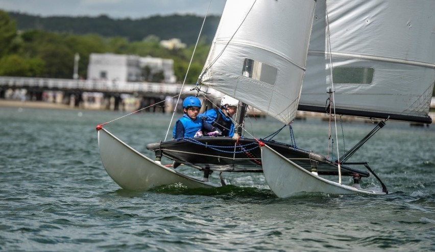 Sopot Catamaran Cup 2020. Parada katamaranów na rozpoczęcie regat. W niedzielę drugi dzień rywalizacji! [ZDJĘCIA]