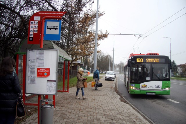 Wcześniej na ul. Abramowickiej obok szpitala stały taksówki. Teraz wyrosła tam wiata przystankowa i parkują autobusy.